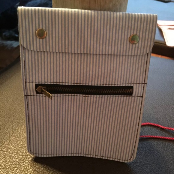 Small pouch for passport I’d card etc . - Picture 7 of 7